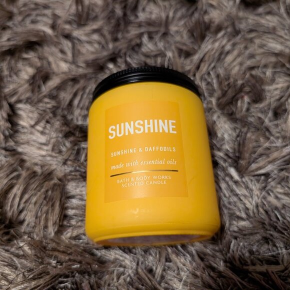 Bath & Body Works Sunshine & Daffodils Single Wick 7 oz Candle NEW DISCONTINUED - Picture 1 of 3